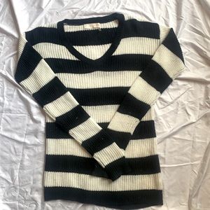 Dahlya Eddi v-neck pullover sweater